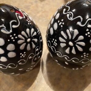 Black w white flowers egg shaped salt & pepper shakers made in Mexico 3” tall